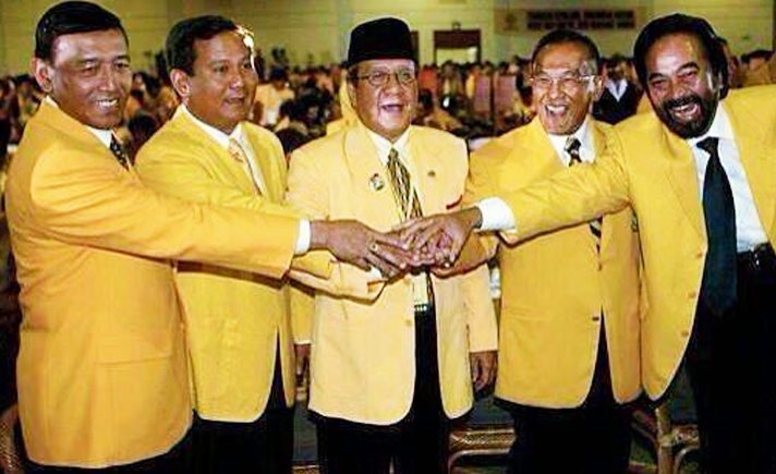 from left to right: Wiranto, Prabowo, Akbar Tanjung, Aburizal Bakrie, Surya Paloh. All wearing famous yellow Golkar jackets.