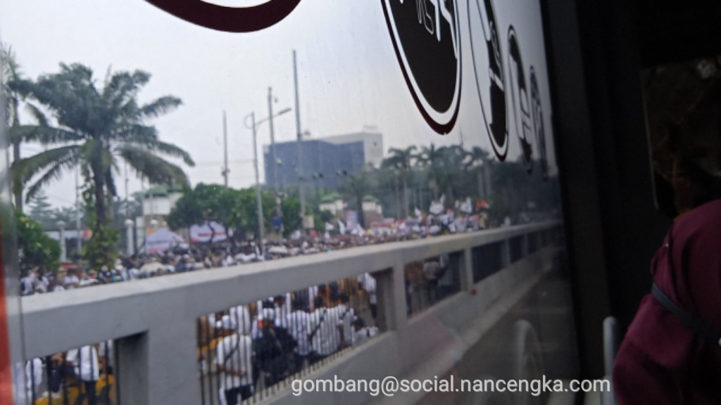 orang-orang berkumpul buat demonstrasi di depan gedung Dewan Perwakilan Rakyat